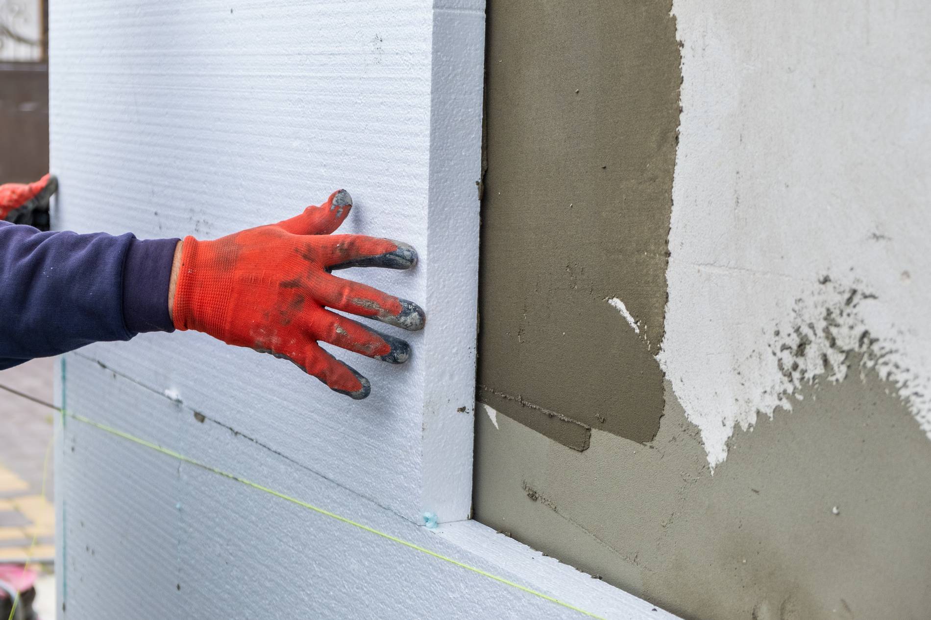 construction-worker-installing-styrofoam-insulation-sheets-house-facade-wall-thermal-protection (2)_1900x1267 couverture